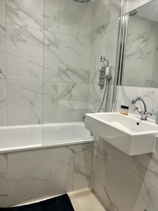 런던 New Flat In Holland Park 아파트 외부 사진